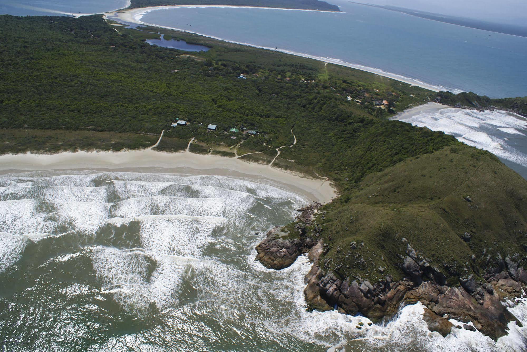 Grajagan Surf Resort Ilha do Mel Buitenkant foto